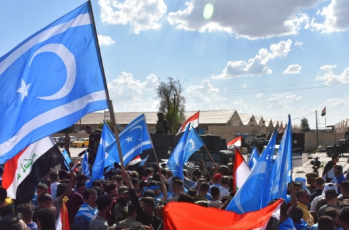 Türkmeneli’nin eğitim merkezlerinde ay yıldızlı mavi bayrak dalgalanıyor